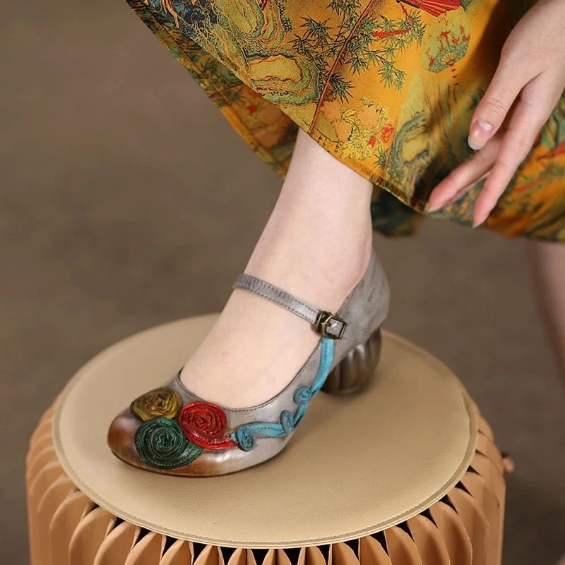 Женская обувь в стиле Ретро; Новинка 2023 года; Весенние Туфли-лодочки на среднем Каблуке Из натуральной Кожи С Круглым носком и цветочным Рисунком; Женская Обувь Ручной работы; женская обувь