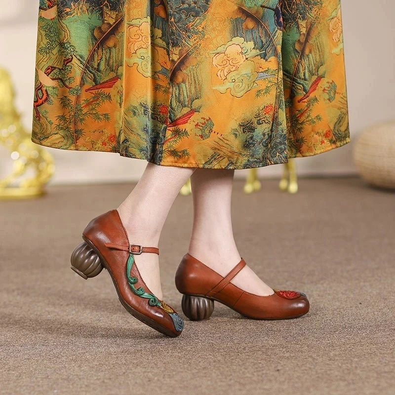 Женская обувь в стиле Ретро; Новинка 2023 года; Весенние Туфли-лодочки на среднем Каблуке Из натуральной Кожи С Круглым носком и цветочным Рисунком; Женская Обувь Ручной работы; женская обувь