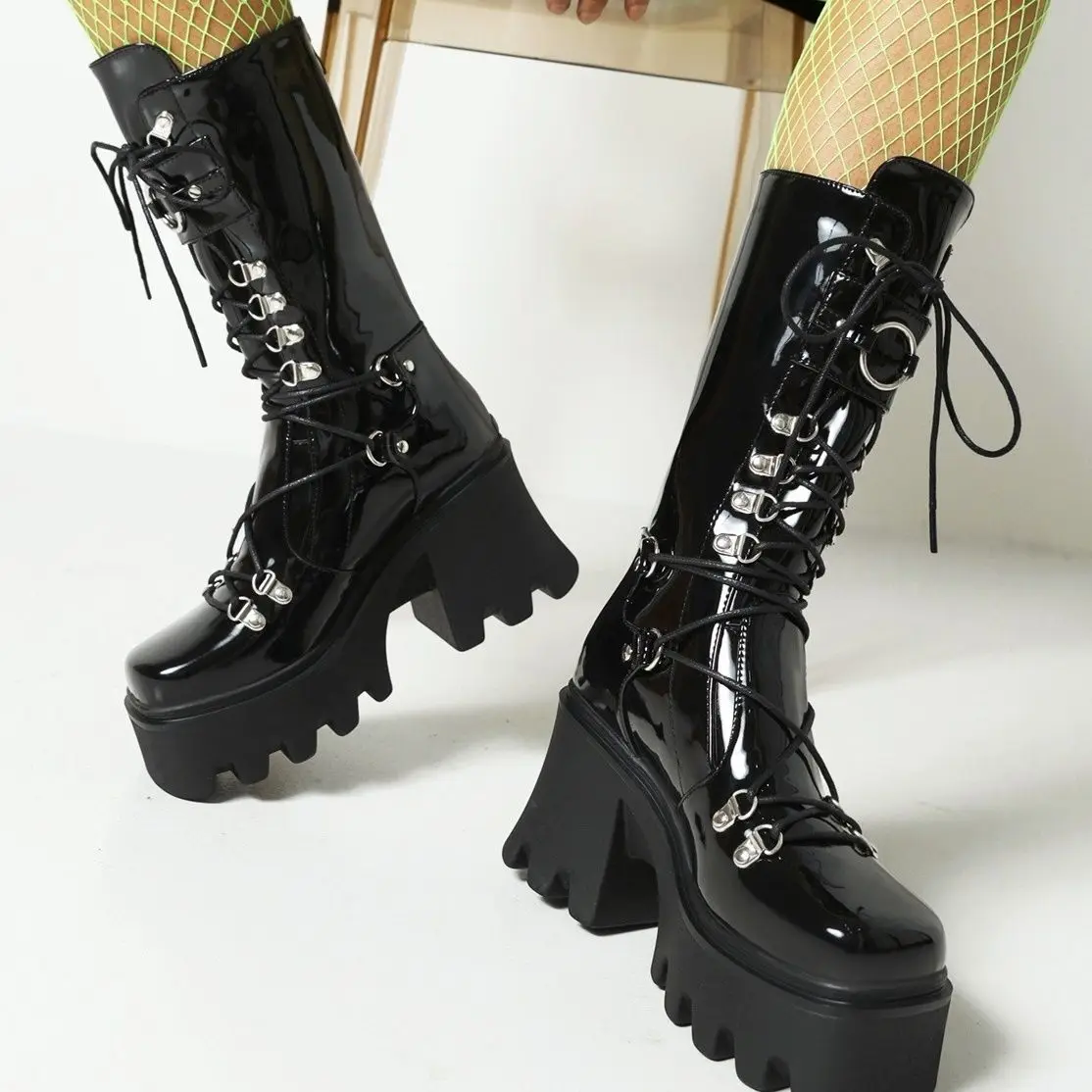 2022 женские ботинки из черной лакированной кожи с пряжкой для ремня, мотоциклетные ботинки с толстым дном спереди на шнуровке, женские высокие ботинки