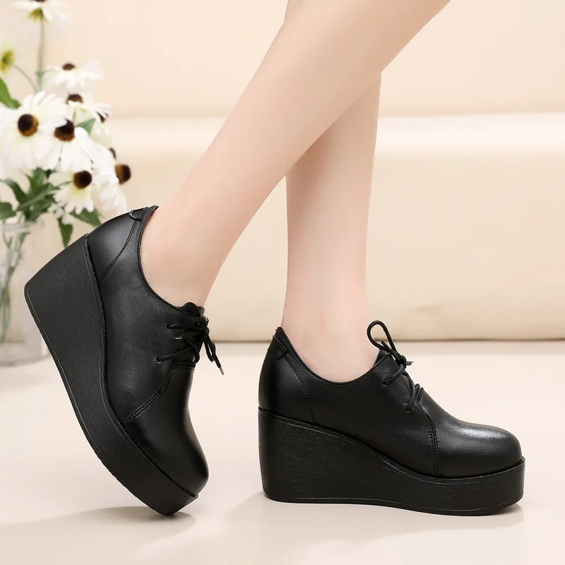 Новые женские туфли на платформе из натуральной кожи, танкетки, Черная женская повседневная обувь, обувь на высоком каблуке со шнуровкой, Большие размеры 34-41