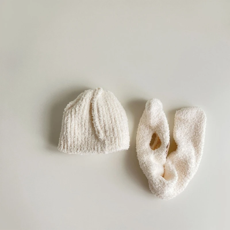 Вязаная шапочка с помпонами и шарф в тон шапочке с помпонами в этом зимнем наборе для малышей будут смотреться уютно и модно