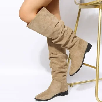 2023 новые Высококачественные Плиссированные сапоги, Женские черные сапоги до колена из флока телесного цвета из искусственной замши, женские ботинки на плоской подошве, осенне-зимняя модельная обувь 43