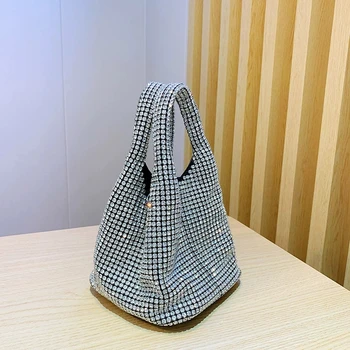 Женская сумка с бриллиантами 2023 года, новая сумка-мешок с бриллиантовой инкрустацией, женская ручная сумка через плечо с бриллиантовой цепочкой, роскошный дизайн