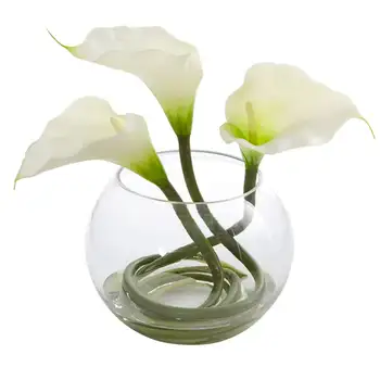 Композиция из искусственных калл в вазе из округлого стекла белого цвета