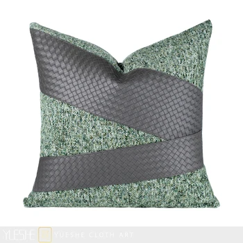 Модель комнаты современная простая темно-зеленая геометрическая подушка с мягкой обивкой дивана в гостиной на фоне сумки на подушке