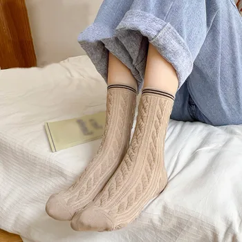 Осенне-зимние новые жаккардовые носки 2023, модные винтажные дышащие носки со средней трубкой, простые повседневные трикотажные изделия для женщин
